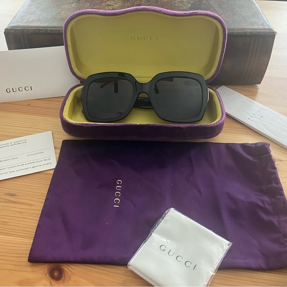 Gucci sunglasses w/case - Picture 2 of 6